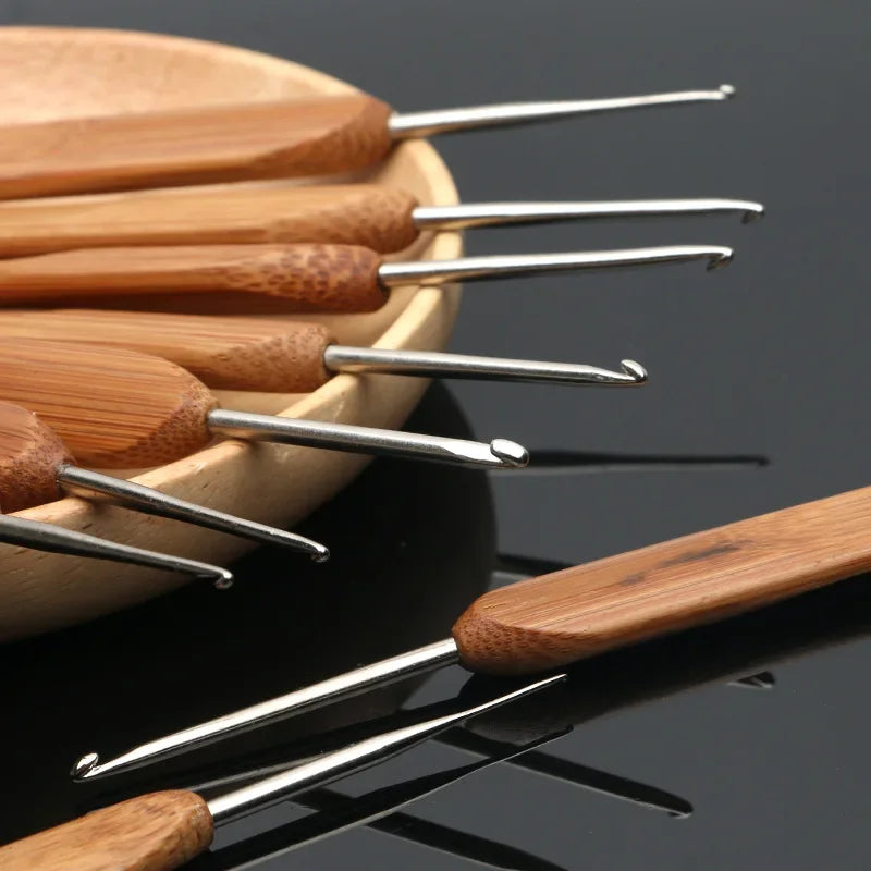 Crochets ergonomiques bambou & aluminium StitchNest™ — 0,5 à 6,0 mm (au choix)